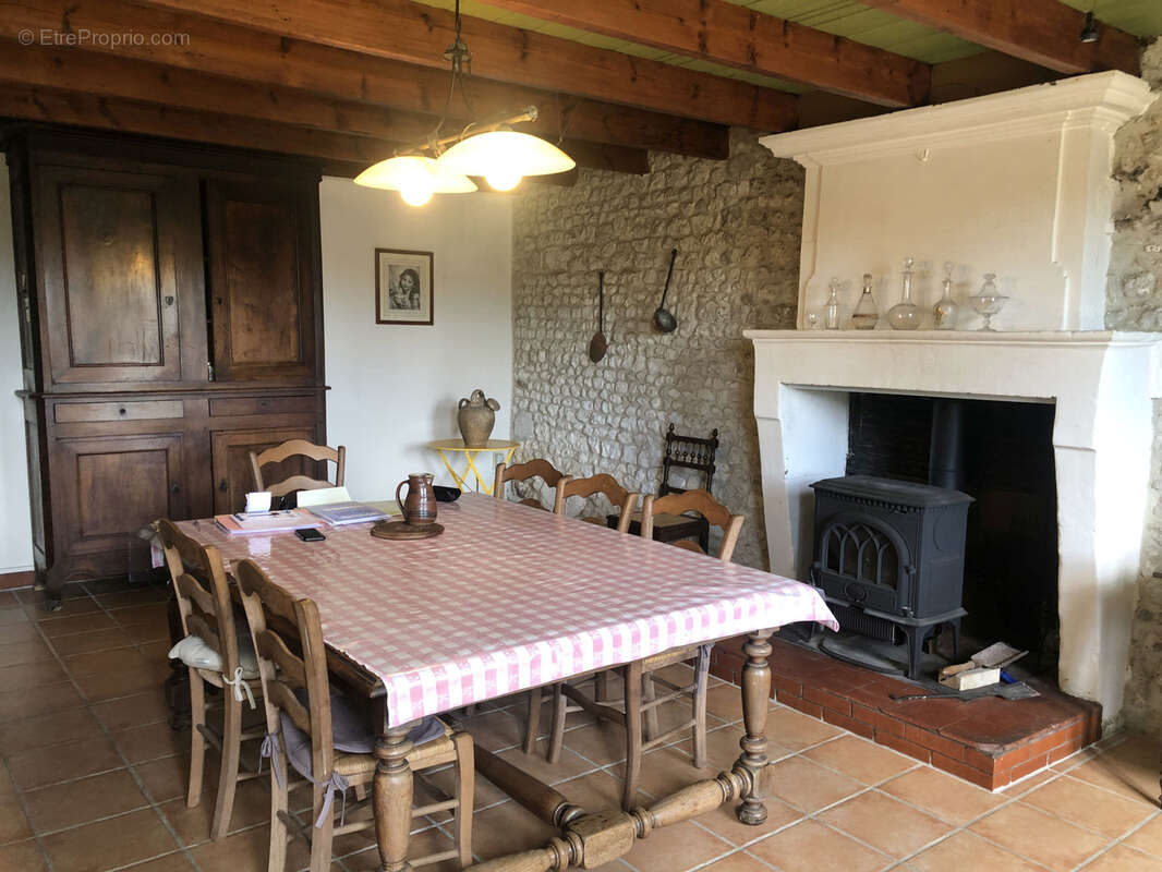 Maison à BARBEZIEUX-SAINT-HILAIRE