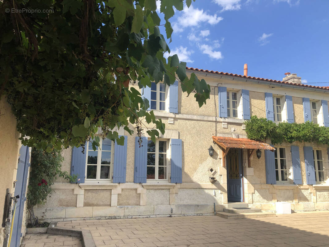 Maison à BARBEZIEUX-SAINT-HILAIRE