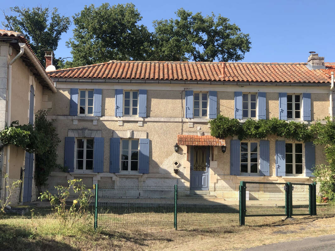 Maison à BARBEZIEUX-SAINT-HILAIRE
