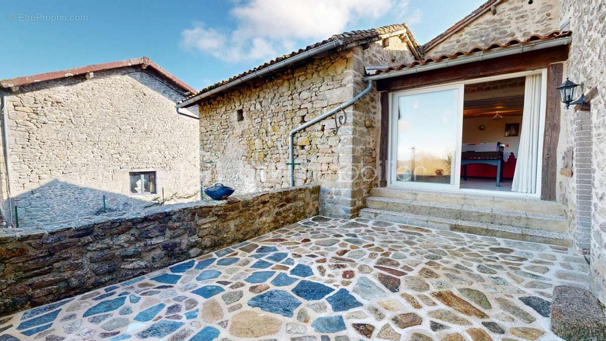 Maison à COMPREIGNAC