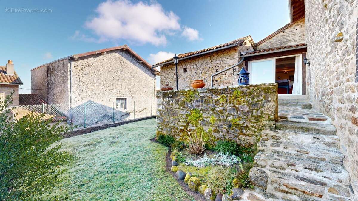 Maison à COMPREIGNAC