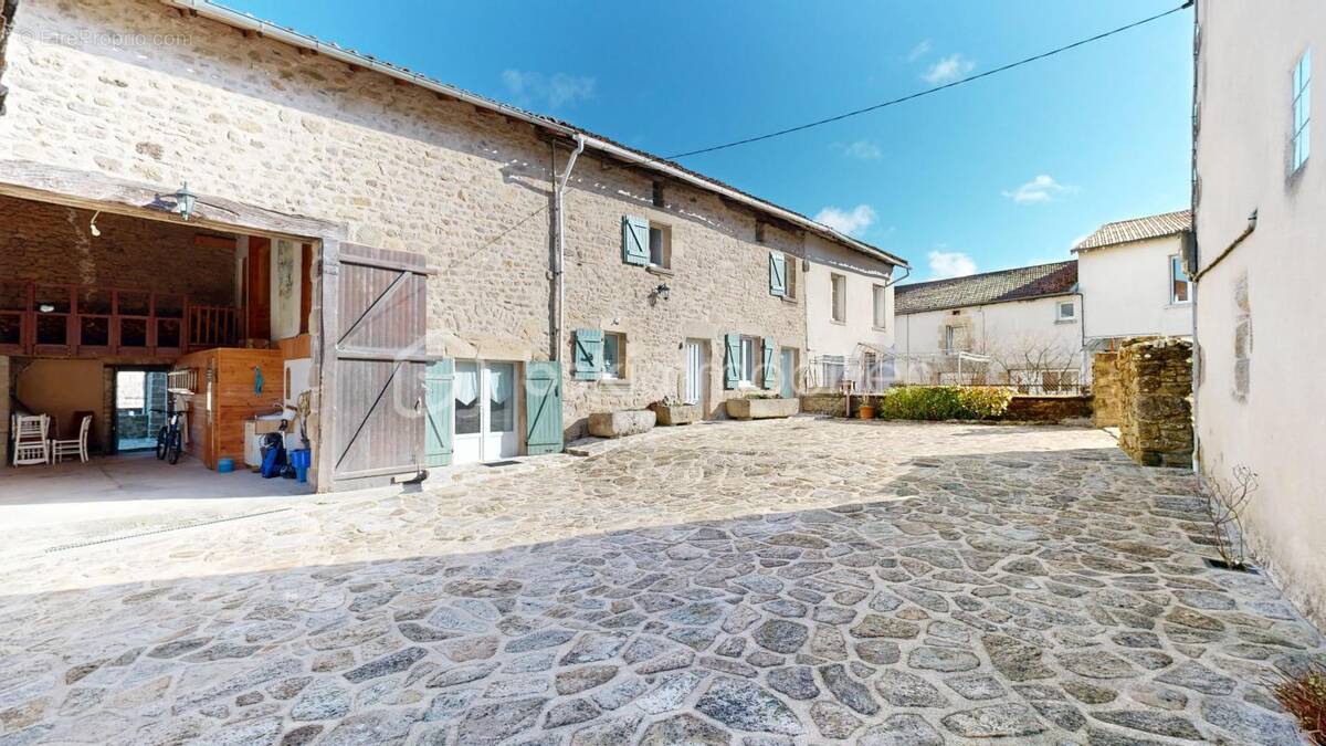 Maison à COMPREIGNAC