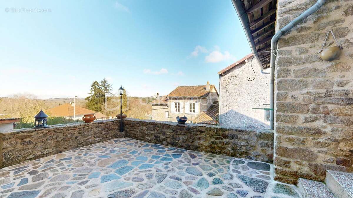 Maison à COMPREIGNAC