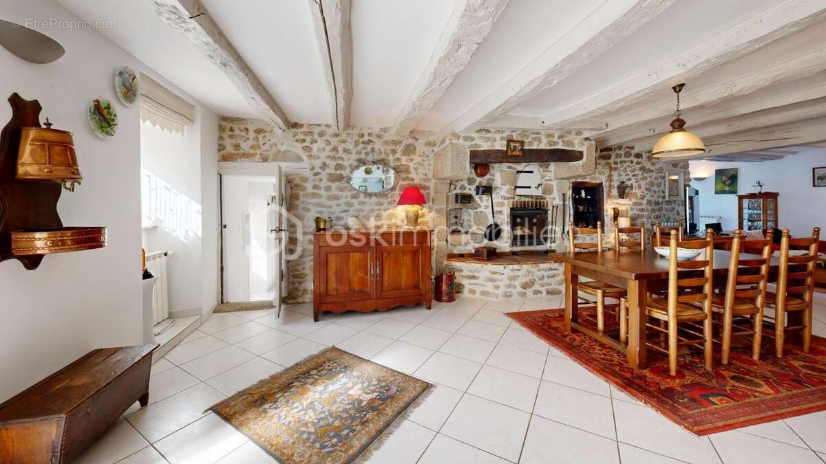 Maison à COMPREIGNAC