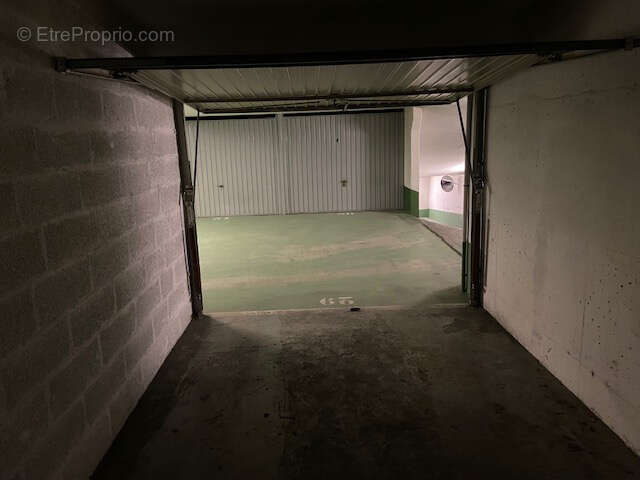 Parking à PARIS-11E