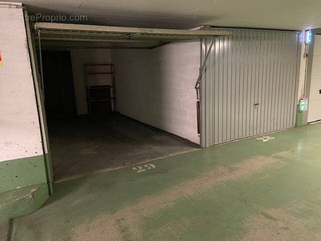 Parking à PARIS-11E