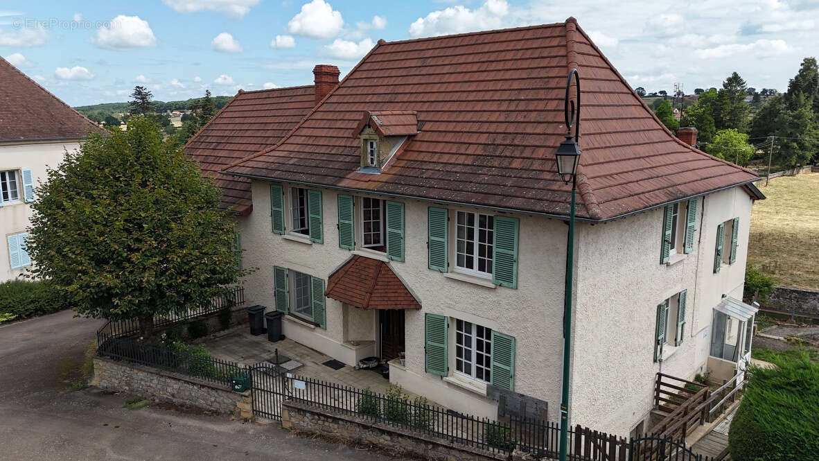 Maison à SAINT-CHRISTOPHE-EN-BRIONNAIS