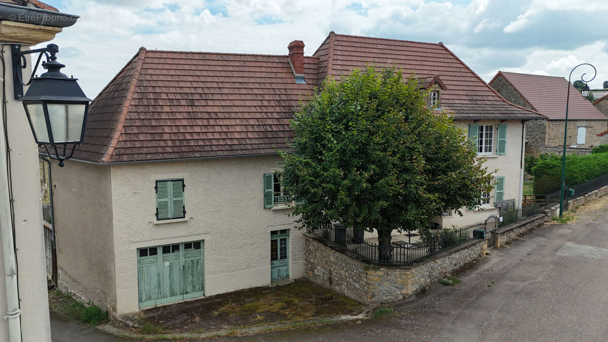 Maison à SAINT-CHRISTOPHE-EN-BRIONNAIS