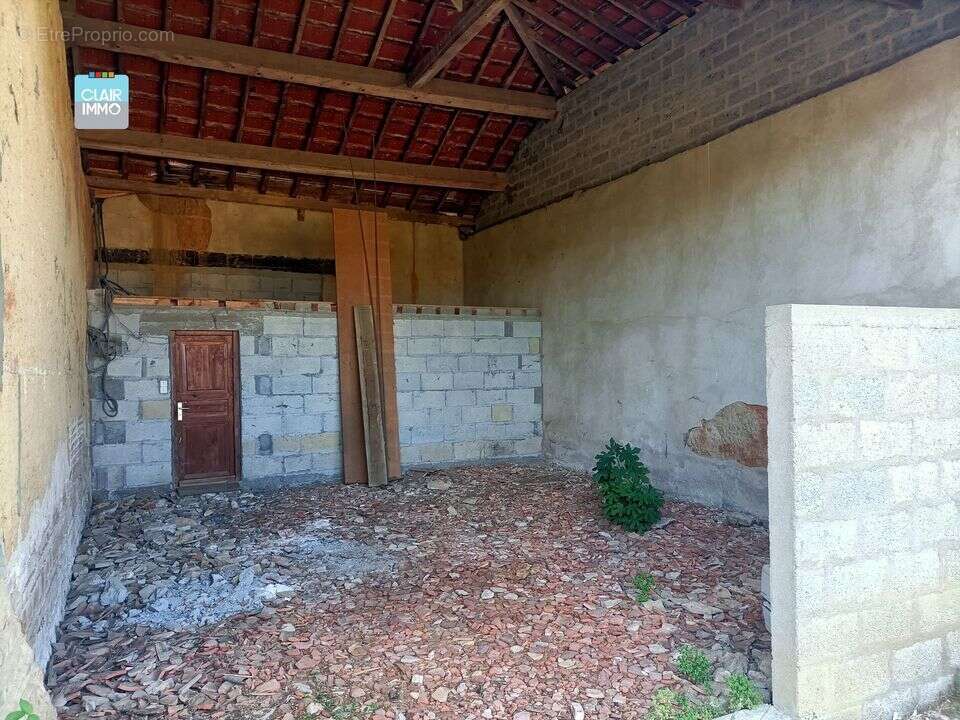 A BIZIAT PROCHE MACON ET BOURG-EN-BRESSE FERME 5 PIECES SUR - Maison à BIZIAT