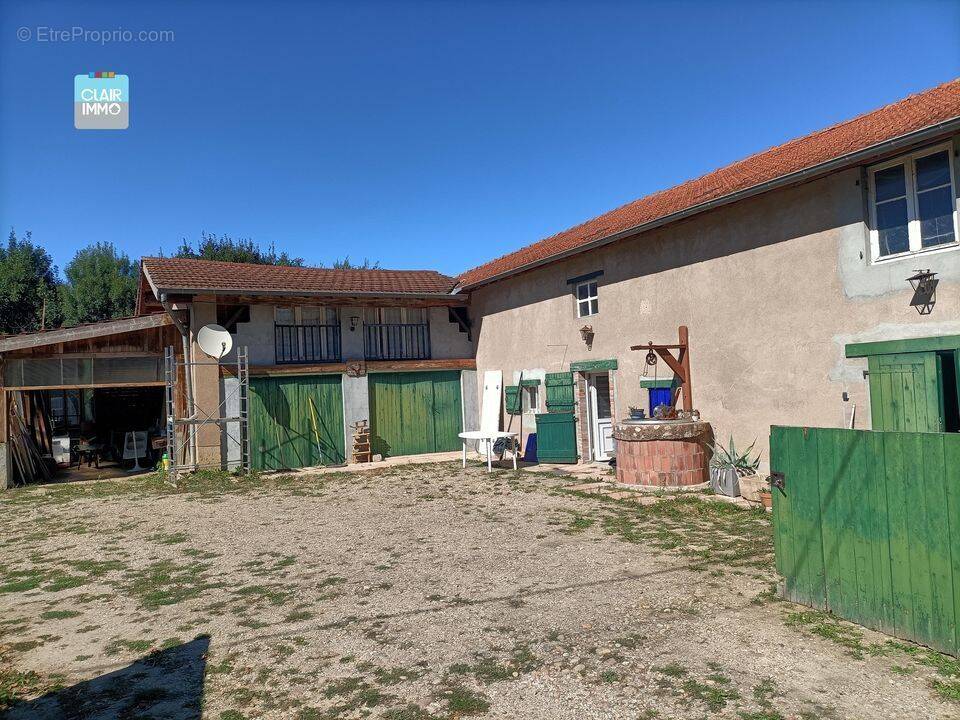 A BIZIAT PROCHE MACON ET BOURG-EN-BRESSE FERME 5 PIECES SUR - Maison à BIZIAT