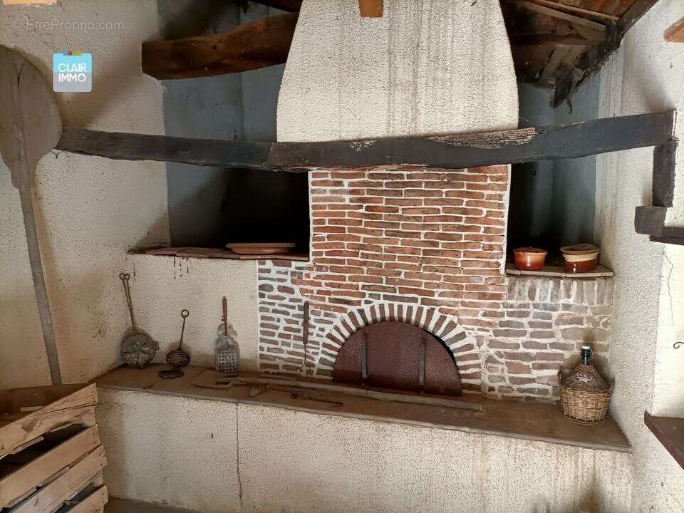 A BIZIAT PROCHE MACON ET BOURG-EN-BRESSE FERME 5 PIECES SUR - Maison à BIZIAT