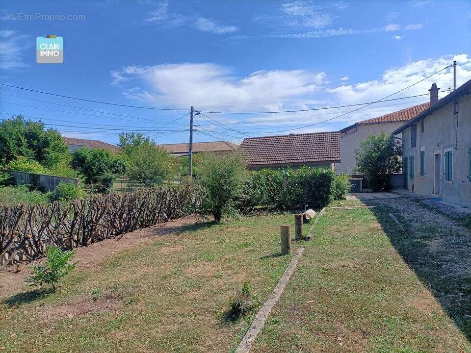 A BIZIAT PROCHE MACON ET BOURG-EN-BRESSE FERME 5 PIECES SUR - Maison à BIZIAT