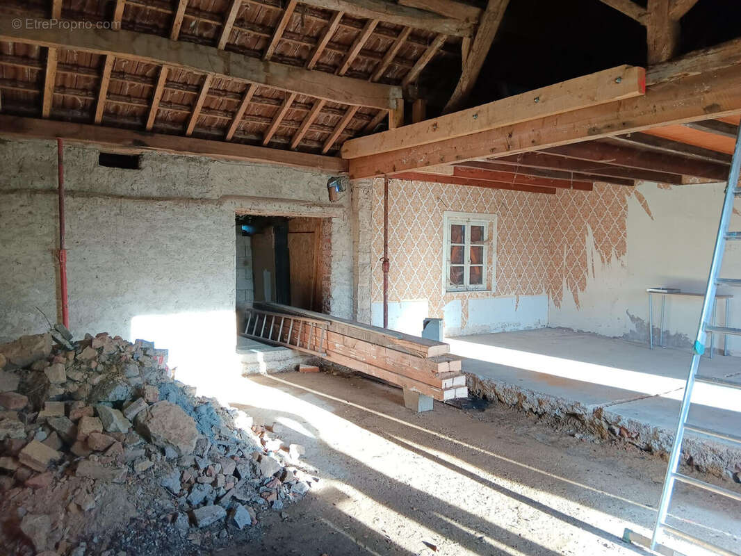 PIÈCES À RÉNOVER - Maison à BEAUREPAIRE-EN-BRESSE