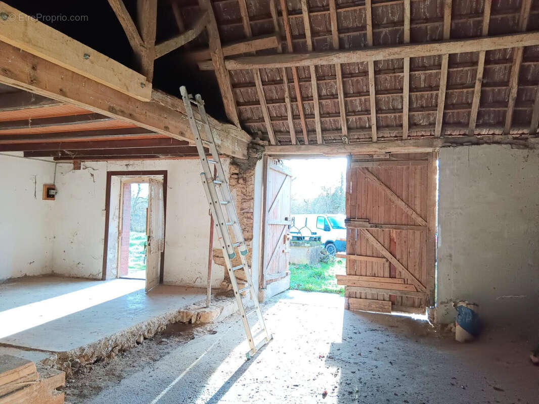 PIÈCES À RÉNOVER - Maison à BEAUREPAIRE-EN-BRESSE