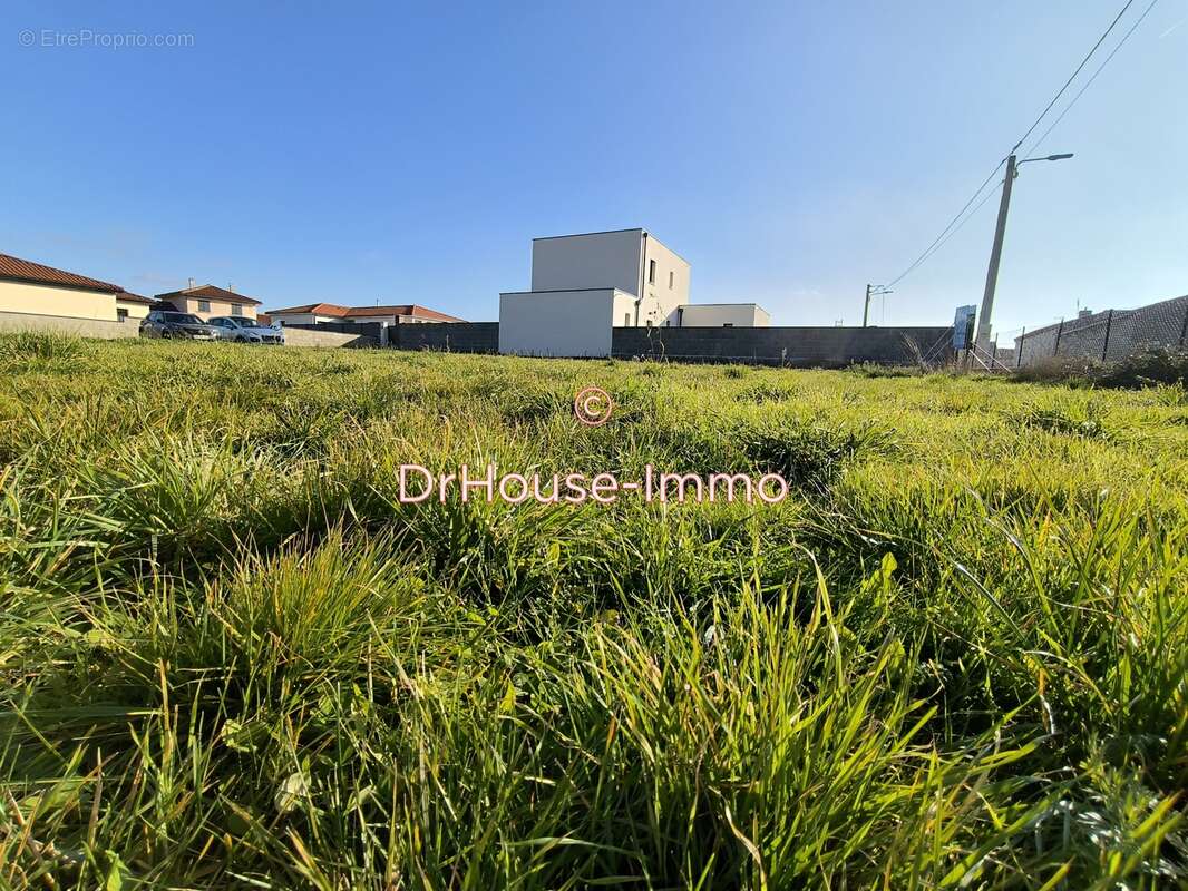 Terrain à SAINT-THOMAS-LA-GARDE