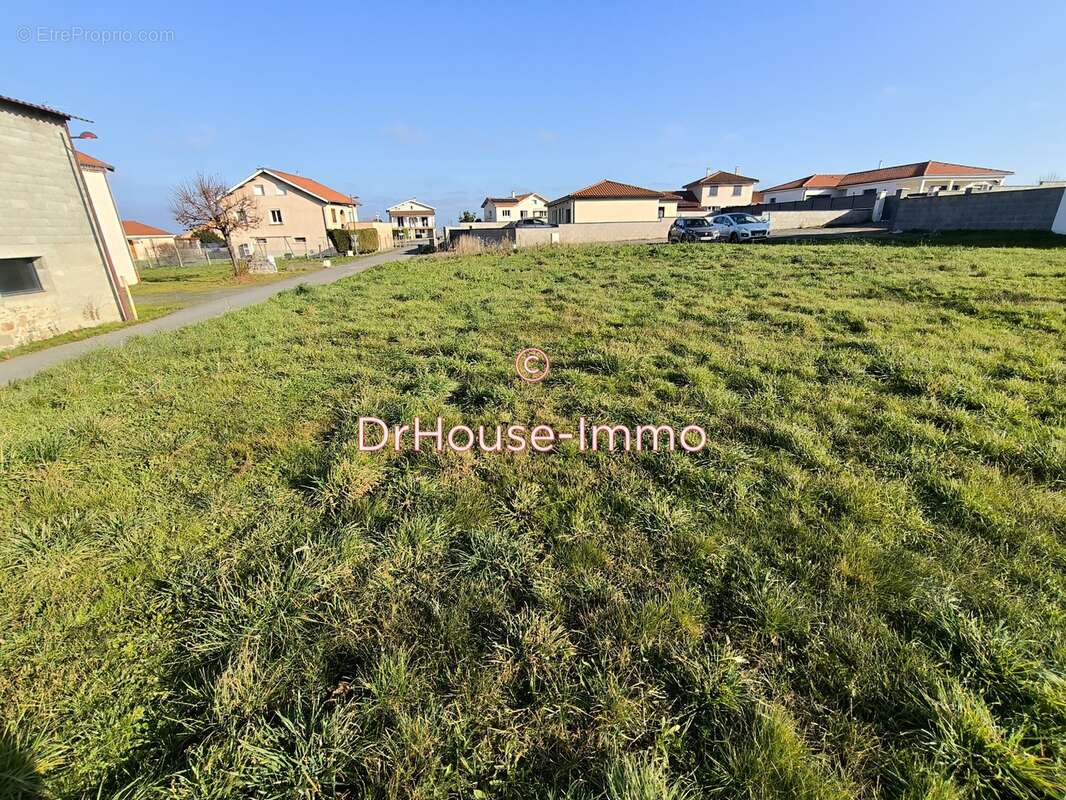 Terrain à SAINT-THOMAS-LA-GARDE