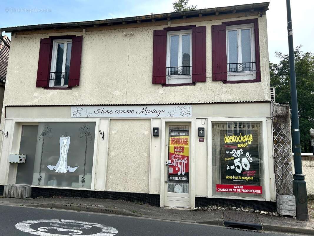 Commerce à COUZE-ET-SAINT-FRONT