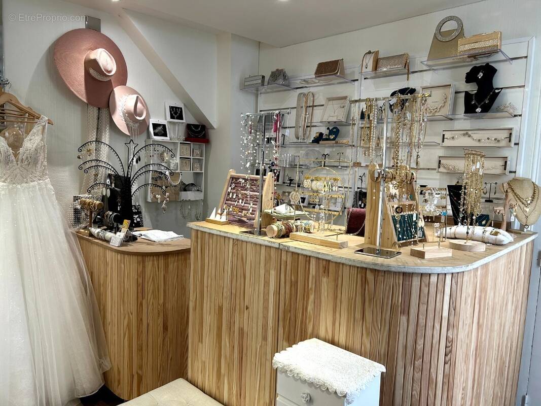 Commerce à COUZE-ET-SAINT-FRONT