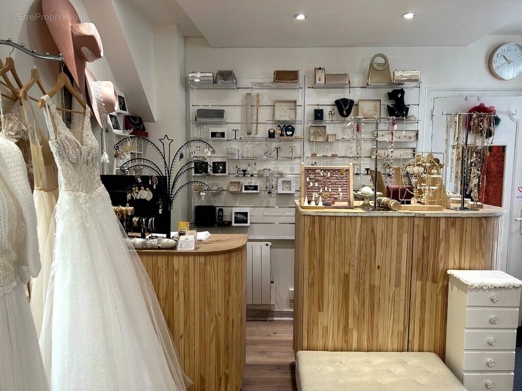 Commerce à COUZE-ET-SAINT-FRONT