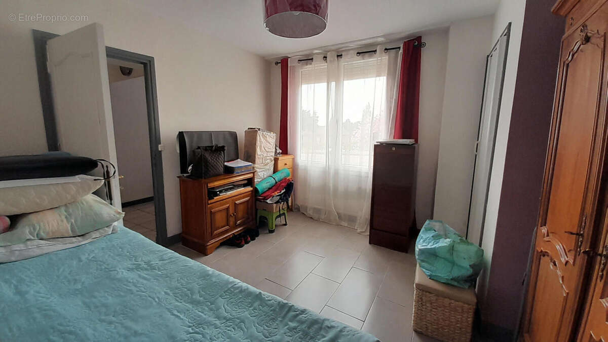 Le chambre rdc - Maison à SAINT-PRIEST-LES-FOUGERES