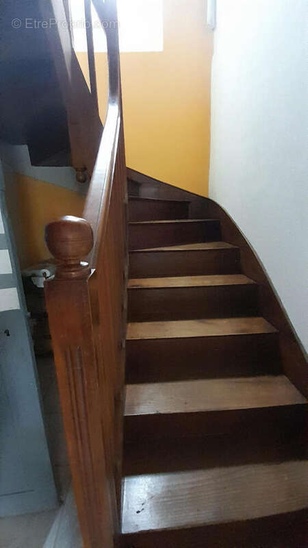 les escaliers - Maison à SAINT-PRIEST-LES-FOUGERES