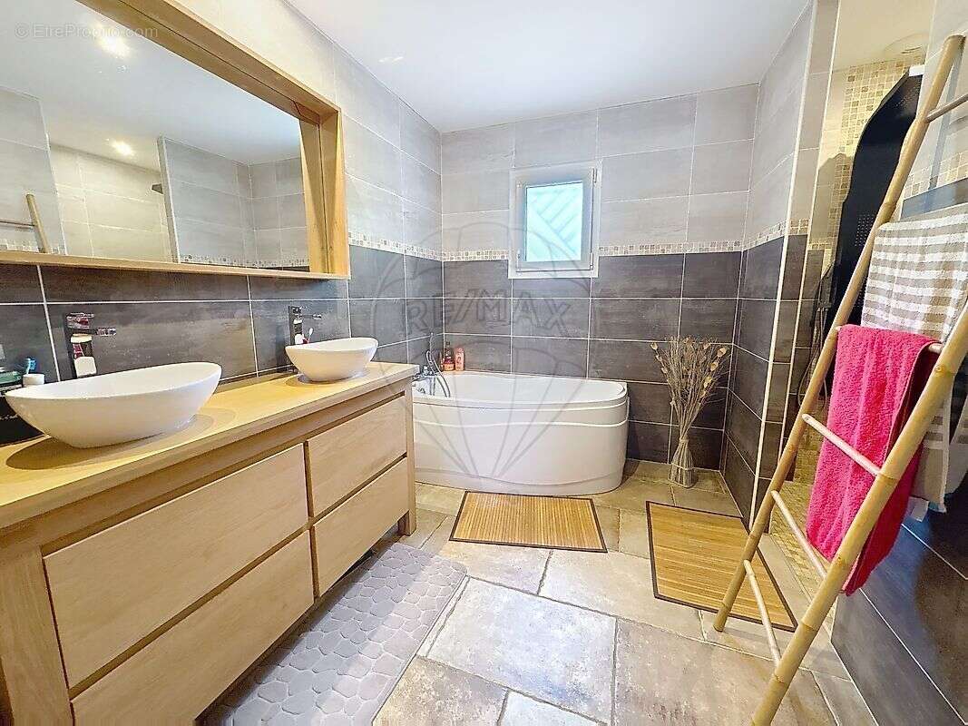 Maison à SAINTE-ANASTASIE