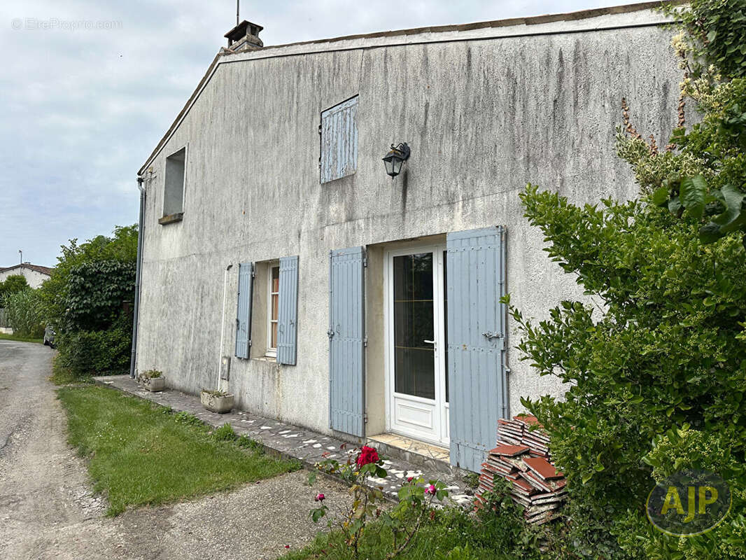 Maison à SAINT-SEURIN-DE-PALENNE