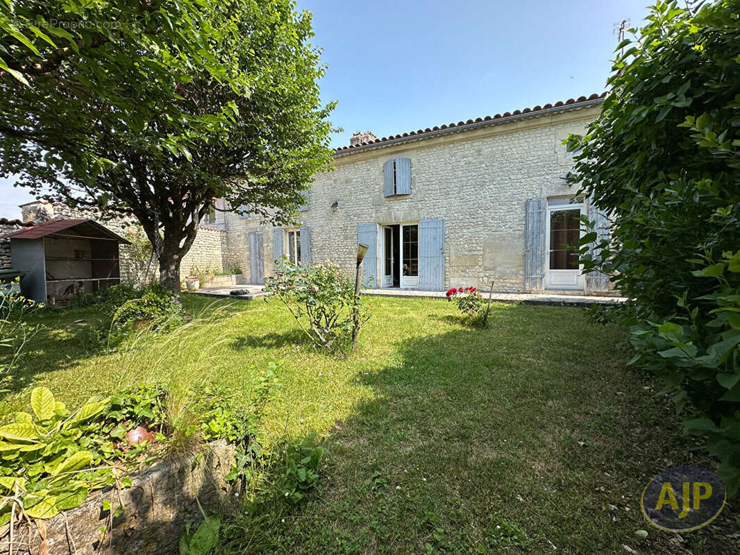 Maison à SAINT-SEURIN-DE-PALENNE