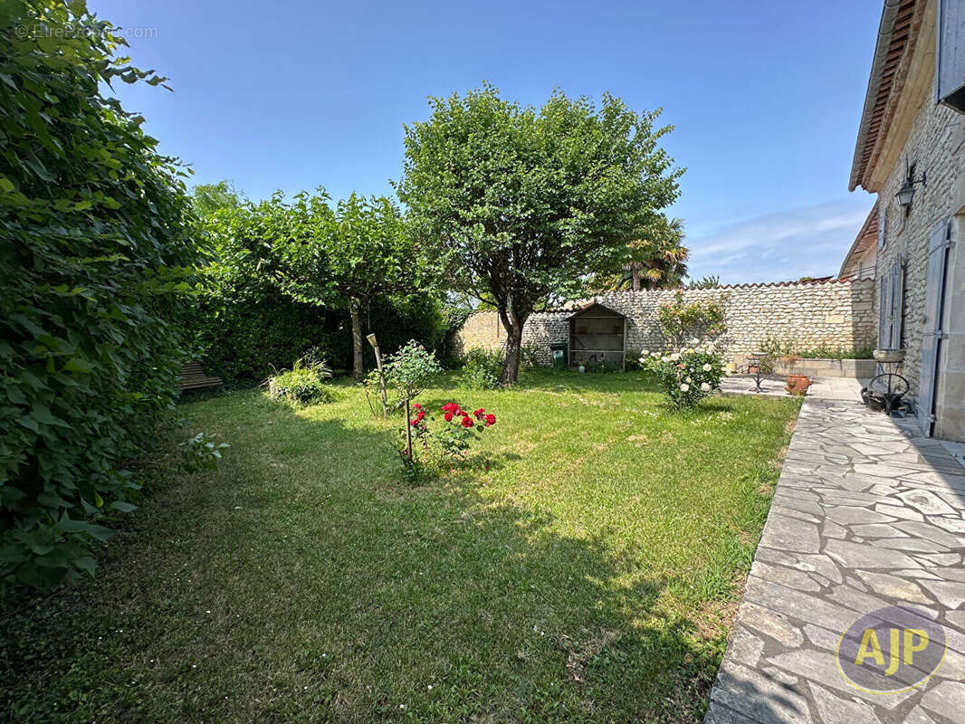 Maison à SAINT-SEURIN-DE-PALENNE