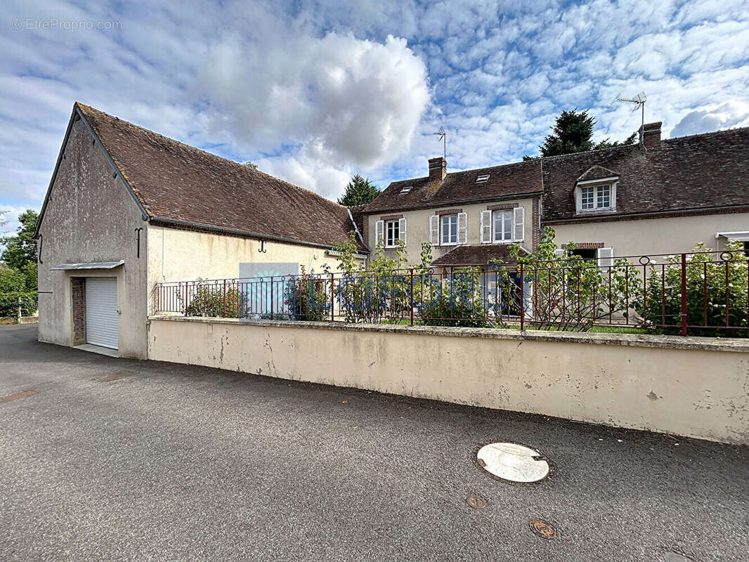 Maison à SAINT-MAURICE-LES-CHARENCEY