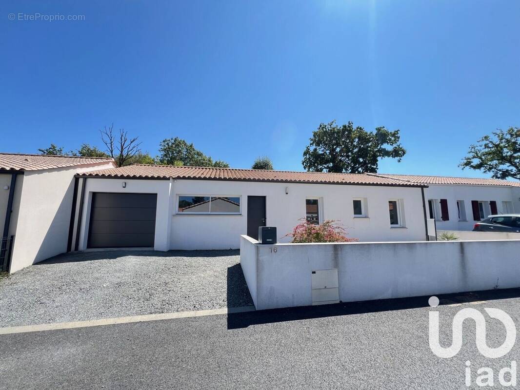 Photo 1 - Maison à SAINT-JULIEN-DES-LANDES