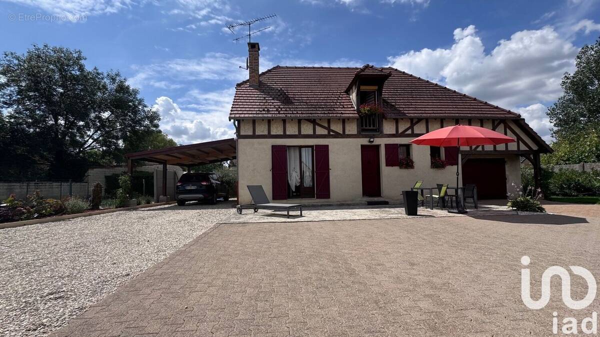 Photo 1 - Maison à SAINT-JUST-SAUVAGE