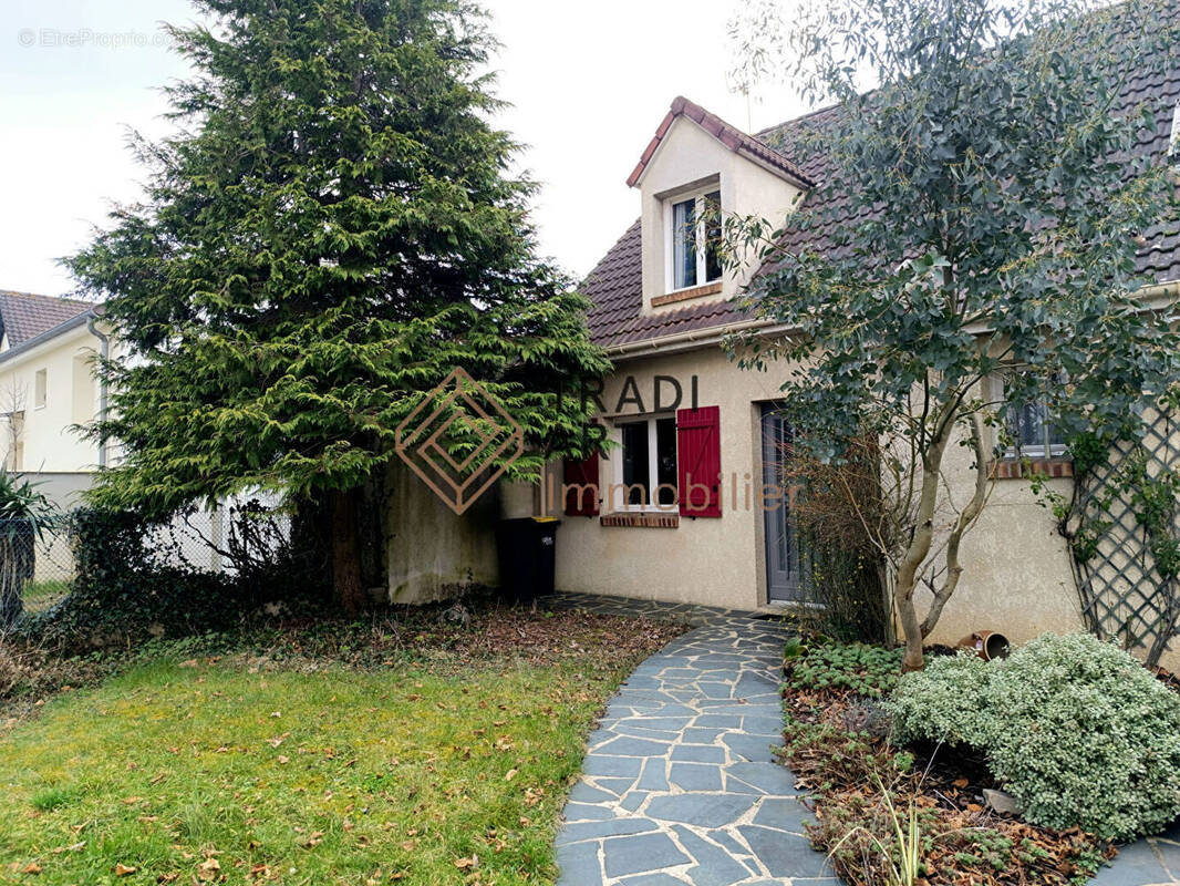 Maison à SAINTE-GENEVIEVE-DES-BOIS