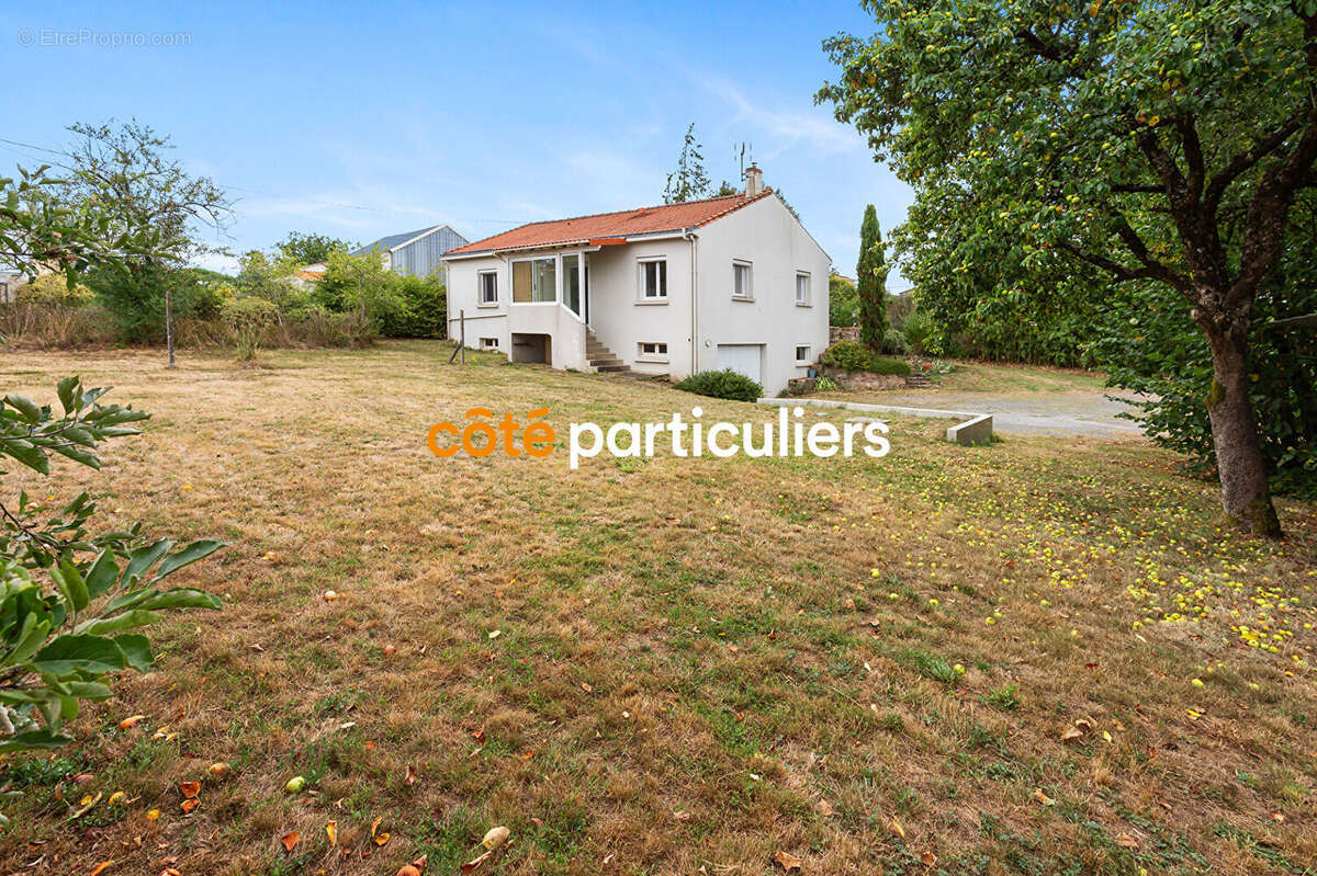 Maison à SAINT-MACAIRE-EN-MAUGES
