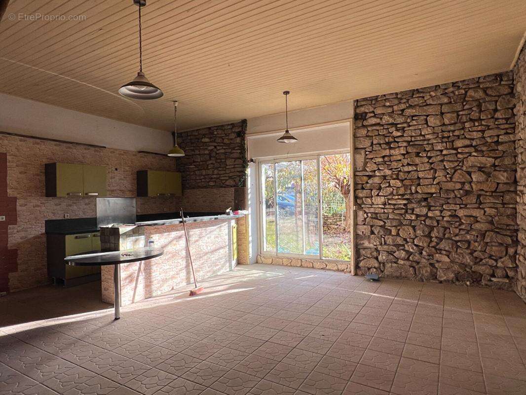 Maison à SAINT-JEAN-DE-MARUEJOLS-ET-AVEJAN