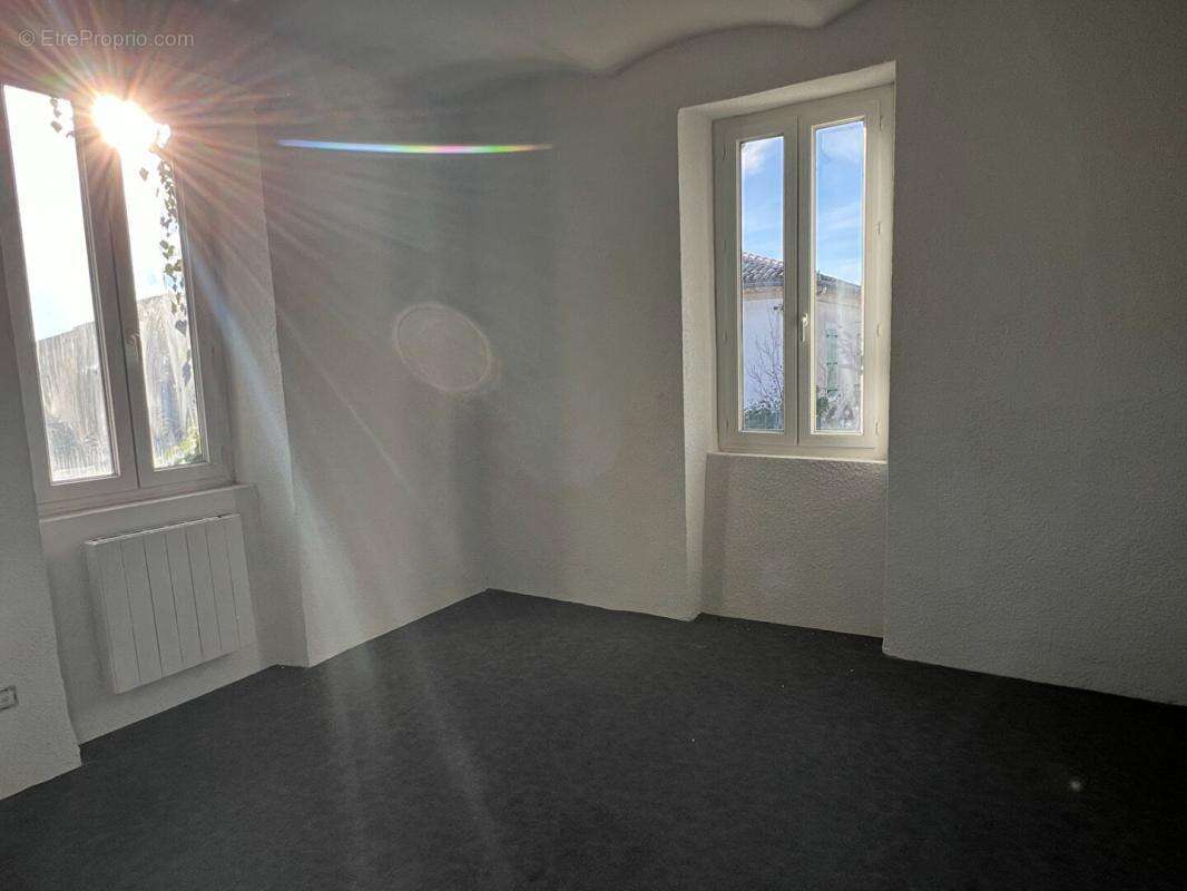 Maison à SAINT-JEAN-DE-MARUEJOLS-ET-AVEJAN