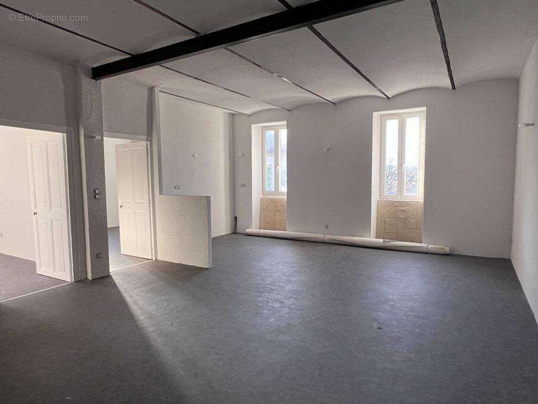 Maison à SAINT-JEAN-DE-MARUEJOLS-ET-AVEJAN