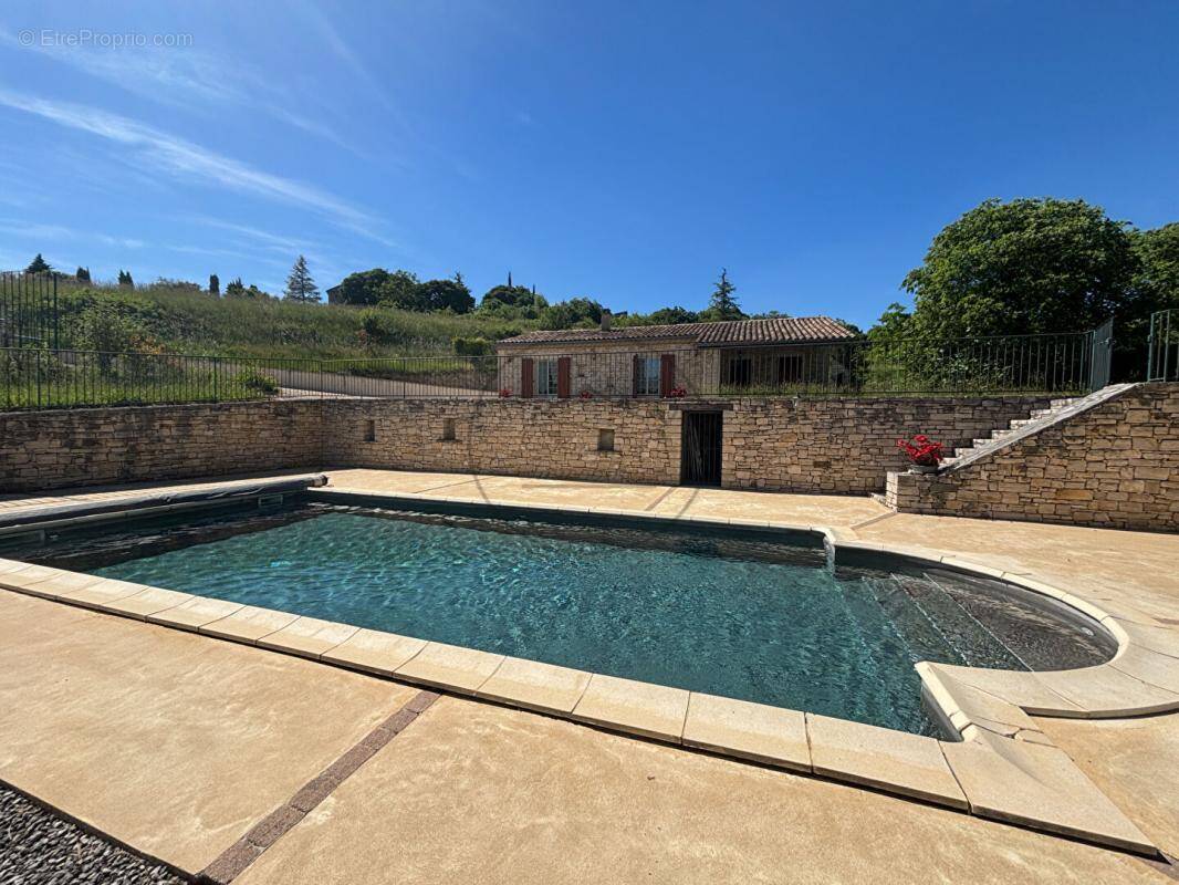 Maison à SAINT-JEAN-DE-MARUEJOLS-ET-AVEJAN