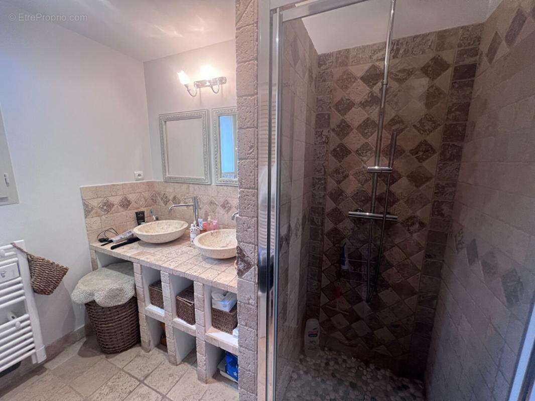 Maison à SAINT-JEAN-DE-MARUEJOLS-ET-AVEJAN