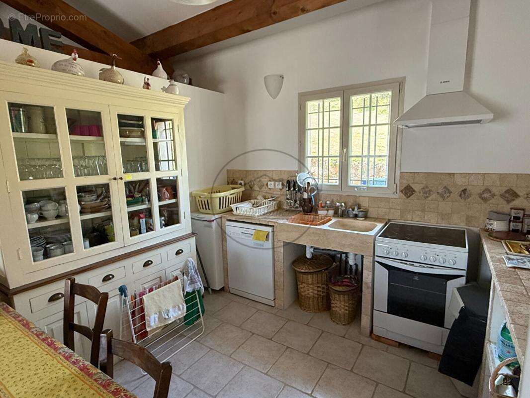 Maison à SAINT-JEAN-DE-MARUEJOLS-ET-AVEJAN