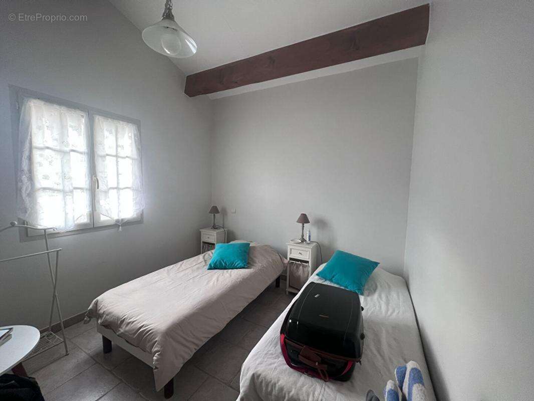 Maison à SAINT-JEAN-DE-MARUEJOLS-ET-AVEJAN