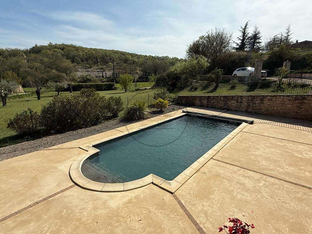 Maison à SAINT-JEAN-DE-MARUEJOLS-ET-AVEJAN