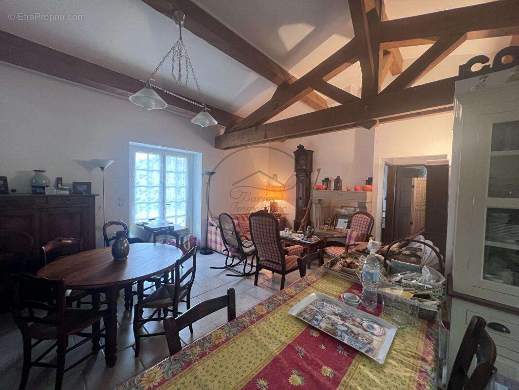 Maison à SAINT-JEAN-DE-MARUEJOLS-ET-AVEJAN