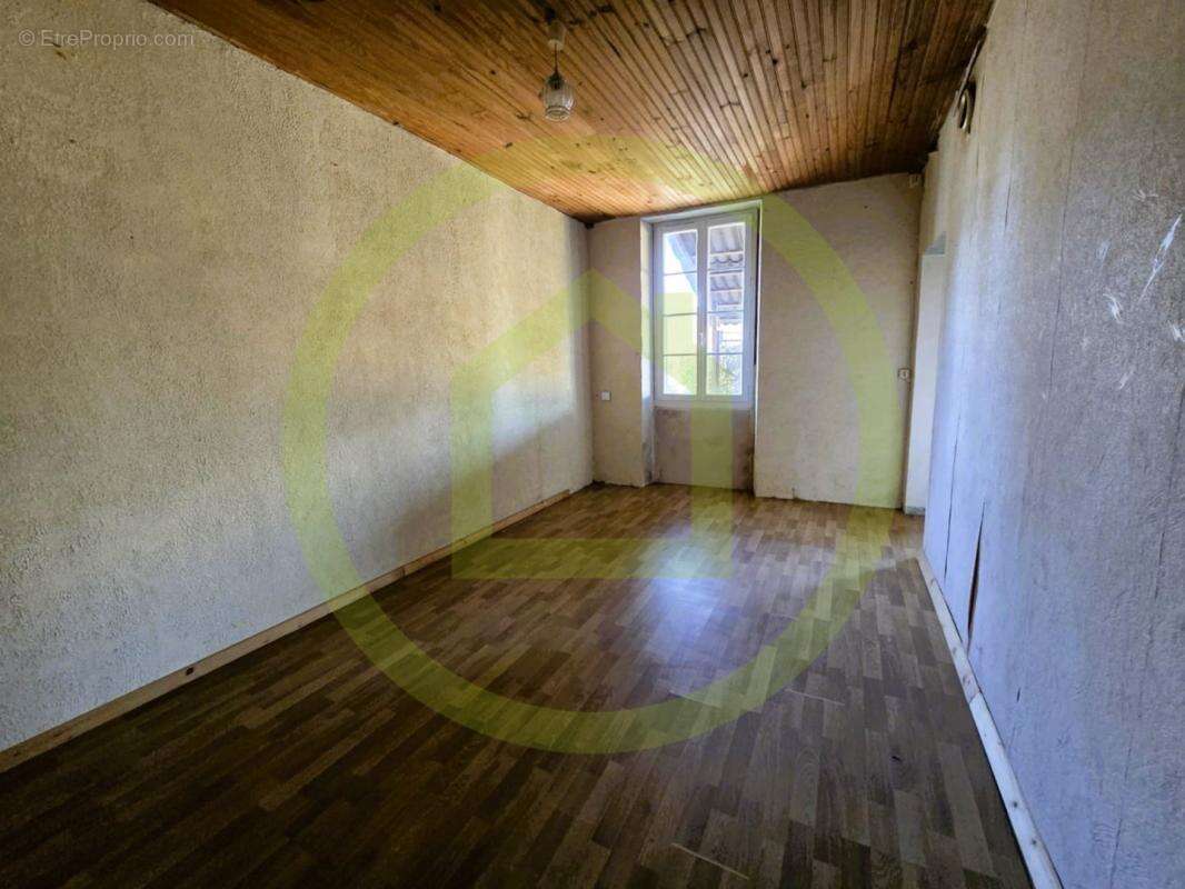 Maison à SAINT-BONNET-SUR-GIRONDE