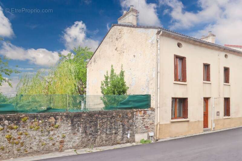 Maison à MAGNAC-LAVAL