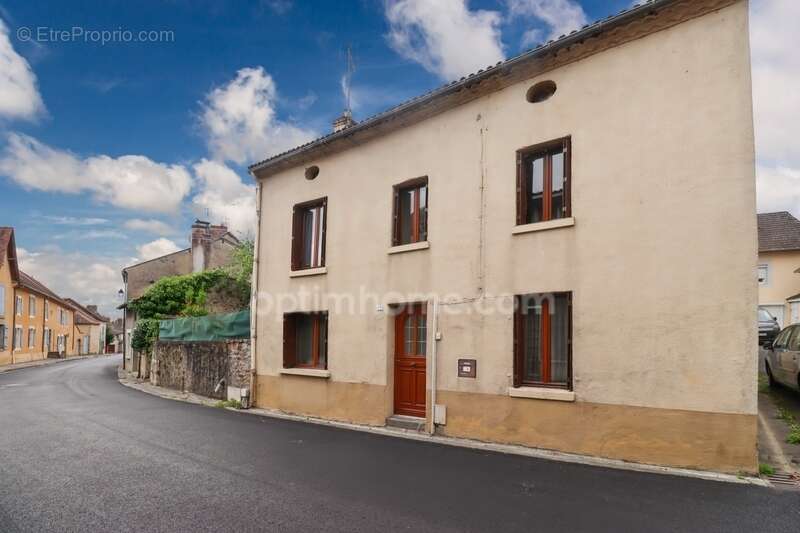 Maison à MAGNAC-LAVAL