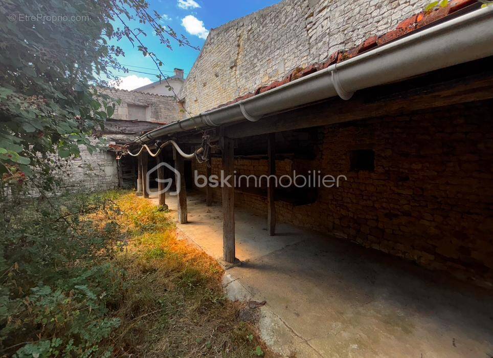 Maison à VILLENEUVE-LA-COMTESSE