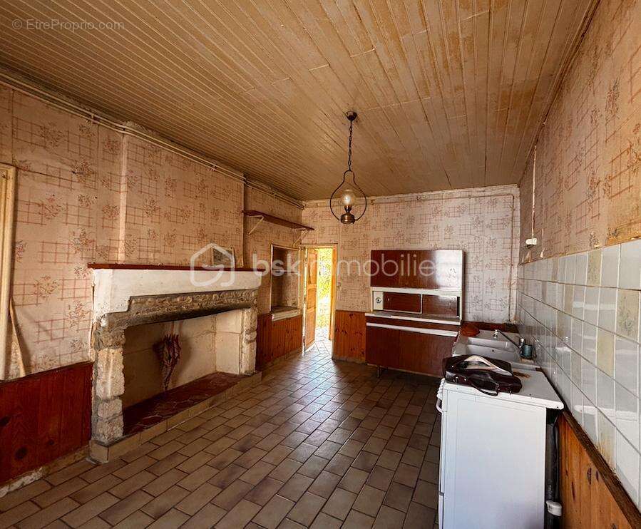 Maison à VILLENEUVE-LA-COMTESSE