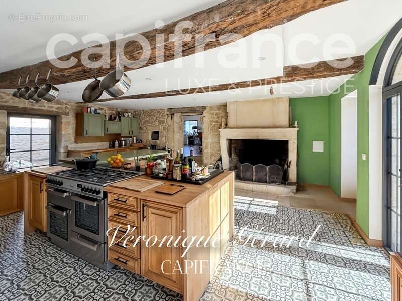 Maison à SAINT-CHRISTOPHE-DES-BARDES