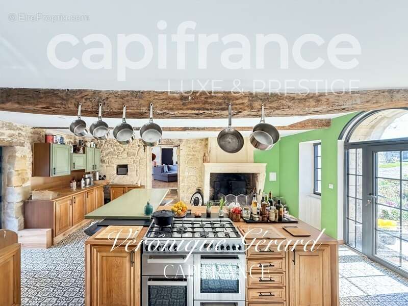 Maison à SAINT-CHRISTOPHE-DES-BARDES